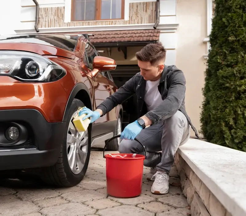 Lavage auto à domicile Poix-Terron : professionnel intervenant sur un véhicule